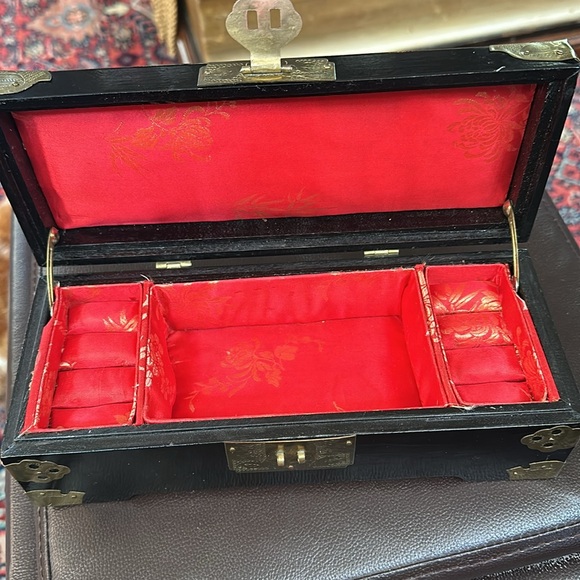 Vintage black wood and brass jewelry box - Picture 10 of 13